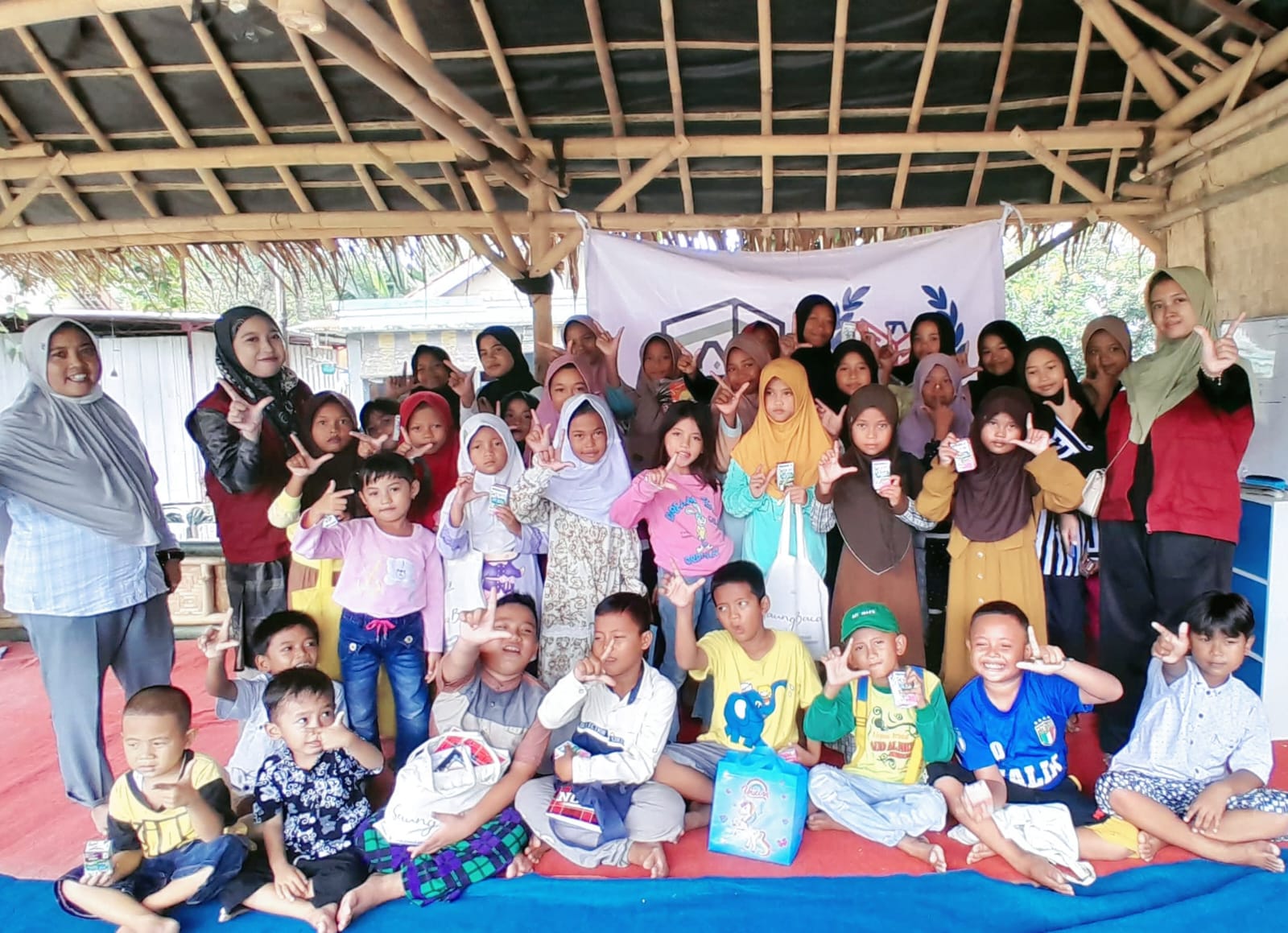 Membangun Saung Belajar Desa Pesisir